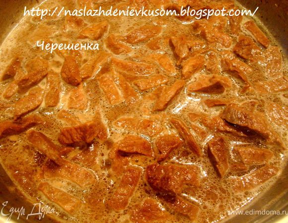 Добавьте к мясу немного кипятка так, чтобы вода едва прикрывала говядину, доведите до кипения, выставите минимальный огонь.<br />
Накройте крышкой и тушите 30 минут.