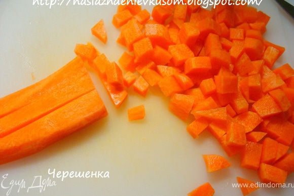 Очистите морковь и нарежьте средним кубиком.