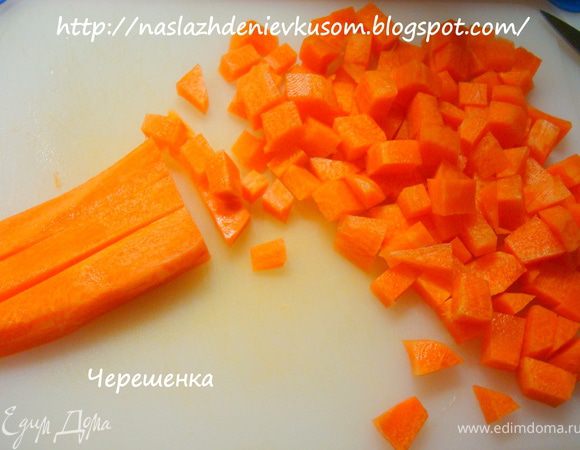 Очистите морковь и нарежьте средним кубиком.