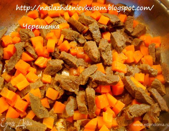 После того как мясо потушилось, добавьте к нему морковь, доведите до кипения и на маленьком огне тушите еще 10 минут под крышкой. Если вся вода выкипела, долейте еще. Вливайте обязательно кипяток, холодная вода затормозит процесс приготовления.