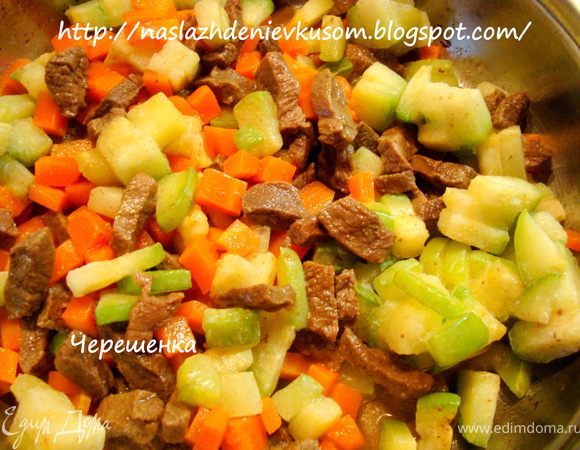 Натрите на терке одну среднюю картофелину, нарежьте на мелкие кубики кабачок. Отправьте овощи в сковороду с мясом и морковью, тушите 10 минут. Тертый картофель полностью разварится и придаст супу дополнительную густоту и насыщенность.