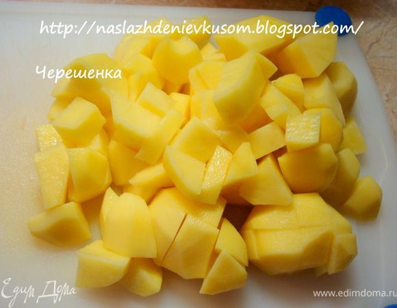 Оставшийся картофель нарежьте кубиком. Переложите его в общую сковороду, добавьте соль и черный молотый перец. Влейте кипяток, чтобы вода была на одном уровне с мясом и овощами. Доведите до кипения, накройте крышкой и тушите 15–20 минут до готовности картофеля.