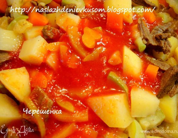 Помидоры в районе плодоножки надрежьте крест-накрест и опустите в кипяток на 5 минут, снимите кожицу, мелко нарежьте или натрите на крупной терке. Болгарский перец нарежьте средними кубиками. В этот раз у меня был готовый томатный сок, приготовленный вместе с кусочками перца, поэтому я взяла его. Если у вас нет помидоров или в магазине они не очень вкусные, то лучше взять 2 ст. л. томатной пасты и развести ее в небольшом количестве кипятка. Итак, помидоры и перец добавьте в наш будущий суп. Всыпьте сахар.