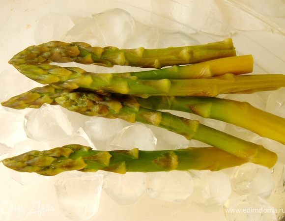 Спаржу отварить в течении 5 минут в кипящей подсоленной воде,откинуть на лёд или в очень холодную воду.