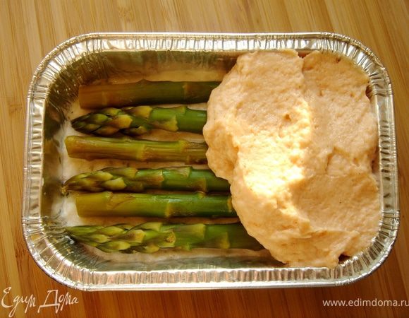 Дно формы для терринов или хлебной/кексовой формы(24х11см) застелить пергаментом,стенки смазать маслом.Выложить плотно фарш из белой рыбы,затем спаржу одним слоем и в конце-фарш из красной рыбы.Укрыть террин пергаментом. 