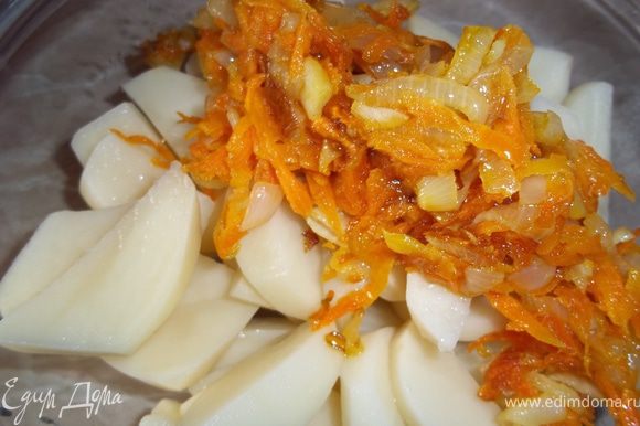 К картошке добавить обжаренные лук и морковь, посолить добавить специи, лавровый лист.