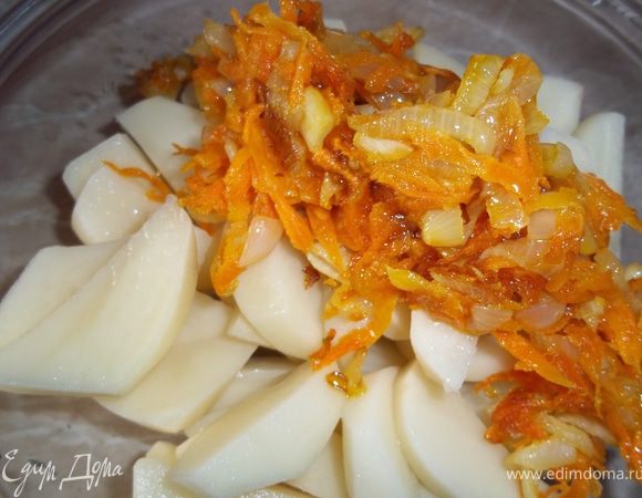  К картошке добавить обжаренные лук и морковь, посолить добавить специи, лавровый лист.