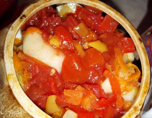 Горшочек всередине смазать чесноком. Затем слоями выложить картофель, капусту, перец и помидоры.  Я вместо перца и помидор использовала вышеуказанную мной приправу из перца и помидор (овощи в приправе резанные на кусочки, а не перемолотые на мясорубке). Верхний слой помидоры и перец. Затем в горшочек налить 2\3 стакана овощного бульона или воды. 