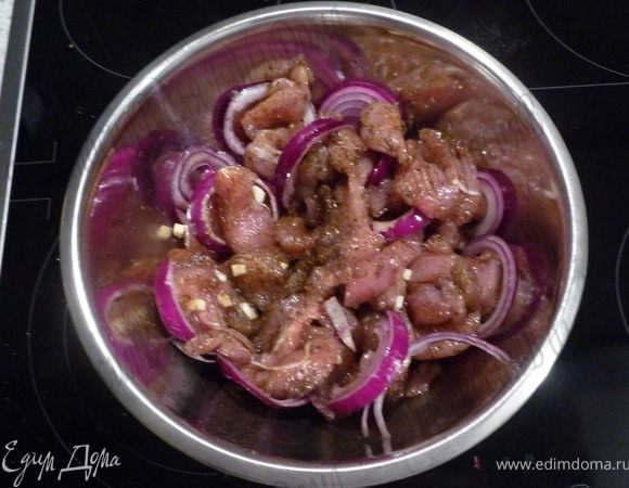 Перемешать кусочки филе с травами для гирос, 2ст.л. оливкового масла, луком и чесноком. Оставить мариноваться на 30 минут.