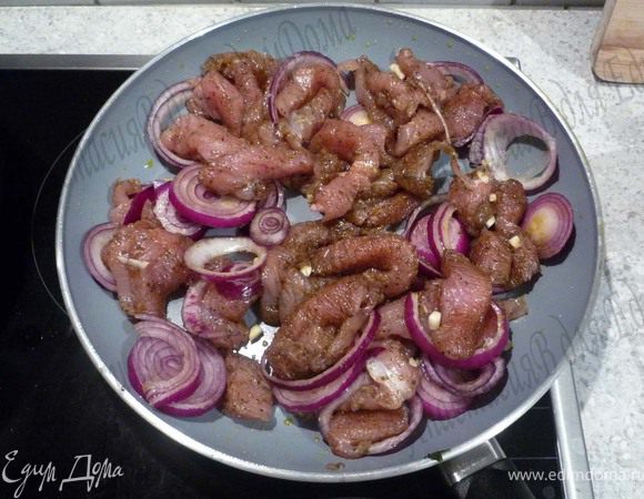 Индейку обжарить на сковороде до готовности (минут 10-13).