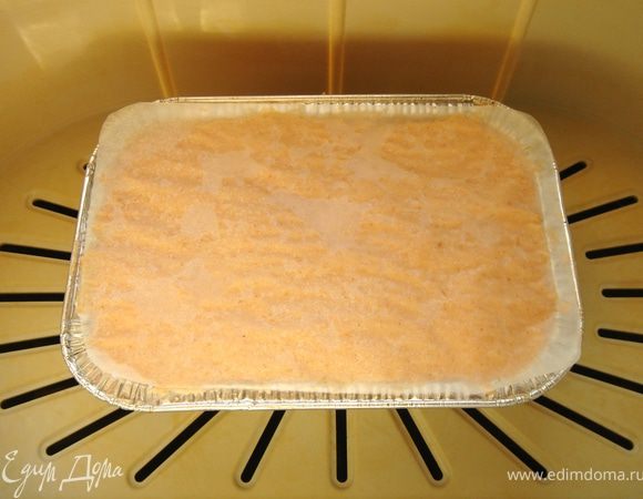 Поставить форму в пароварку и готовить около 15-20 минут.Или установить террин в бОльшую форму с высокими бортиками и горячей водой и готовить в духовке.Готовность террина определяется его упругостью.Остудить,упаковать в фольгу и убрать в холодильник.Перед подачей нарезать террин на"хлебцы" и украсить по своему вкусу.Приятного аппетита!