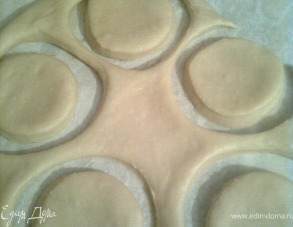 делила я тесто на 3 части,раскатала, затем стаканом вырезала круги