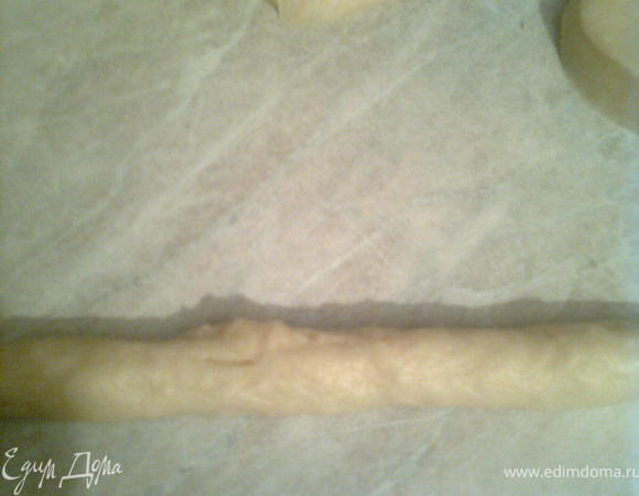 из теста, которое осталось по краям,сделала змейки