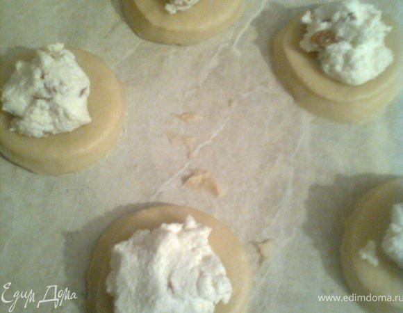 и так на круг выкладываем ложку начинки