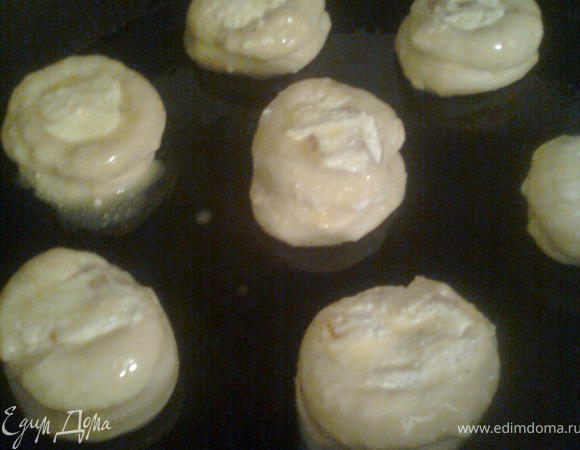 смазываем желтком и отправляем в духовку минут на 20(приблизительно,это зависит от вашей духовки),при температуре 180гр.