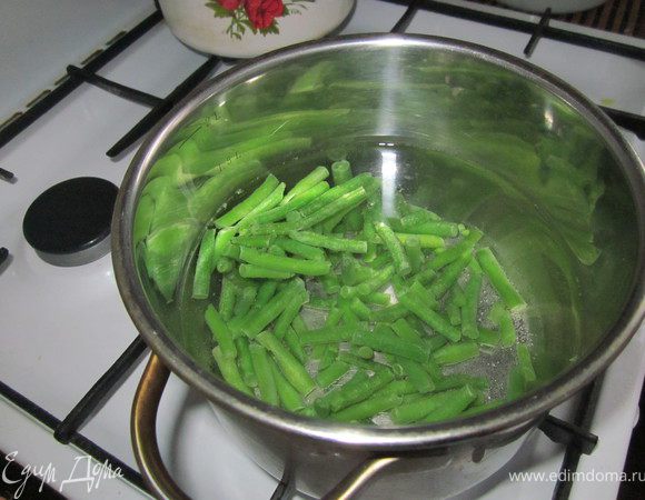 Налить 1 литр воды, вскипятить. Добавить стручковую фасоль (цветную капусту или брокколи)