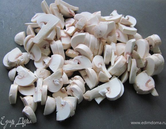 Добавить грибы (шиитаке, вешенки, но и шампиньоны подойдут)