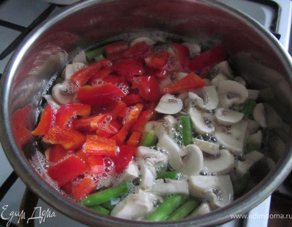 И варим всё это 15 минут, немного посолив морской солью.