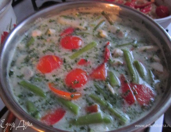 Добавляем 200 мл. кокосового молока и помидоры черри целиком. Варить 5 минут.
