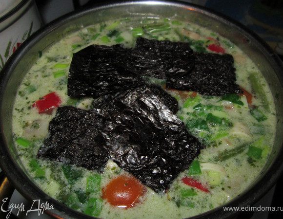 Добавляем зелень и специи. Я добавила красный перец и имбирь. В конце добавить водоросли, я нарезала листы нори. Пять минут и суп готов.
