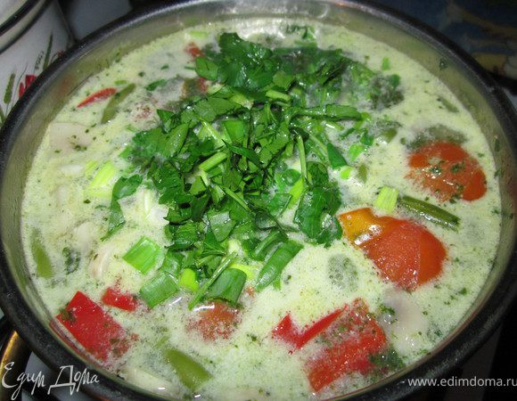 Лапшу приготовить, как указано на упаковке. Готовую лапшу выкладываем на дно тарелки. Заливаем супом. По вкусу добавляем соевый соус.
Приятного аппетита!