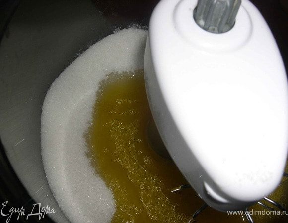 Для песочного теста:
Растопить маргарин и смешать его с сахаром.