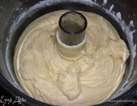 добавляем яйца-по одному, постепенно добавляем муку и погашенную уксусом соду и замешиваем некрутое тесто.Тесто должно получиться не крутое и не должно липнуть к рукам.