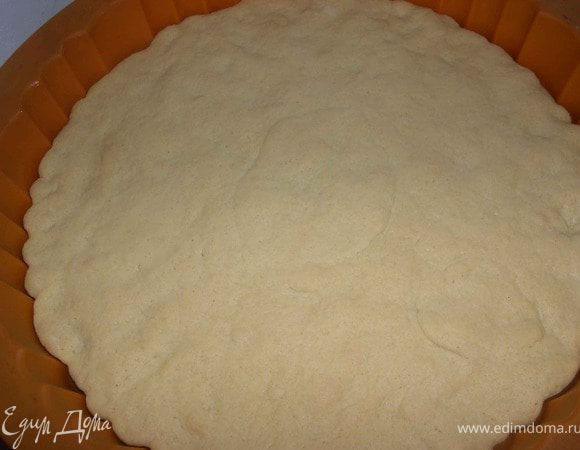 Тесто разделить на 3 части. Из одной части сформировать корж.
Из оставшихся частей теста сформировать шарики,с грецкий орех,и выложить на противень.Противень смазывать не нужно,тесто не пристанет к нему.Выпекаем при температуре 180гр,минут 10.