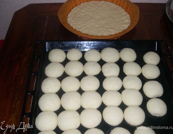 Следите за выпеканием шариков,они не должны быть сильно румяные,иначе будут твердые и плохо пропитаются.Шарики и корж должны быть только слегка подрумяненные. 