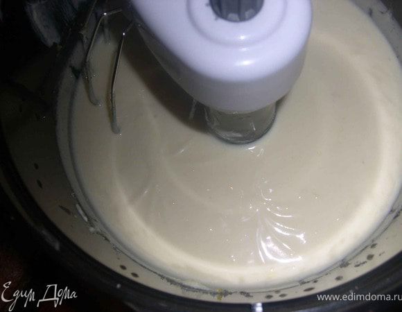 Делаем сметанный крем:
сметану взбиваем с сахаром до полного растворения сахара, добавляем ванилин на кончике ножа.