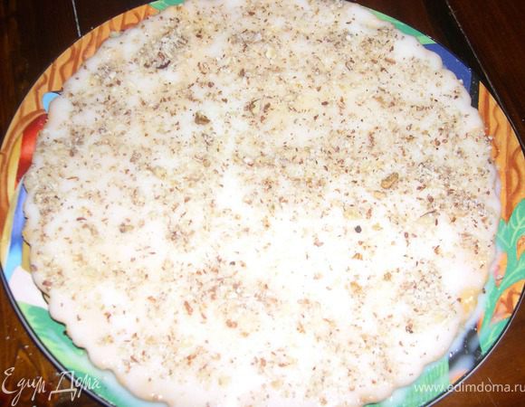 Корж выкладываем на блюдо и хорошо промазываем его сметанным кремом.Можно посыпать орешками.