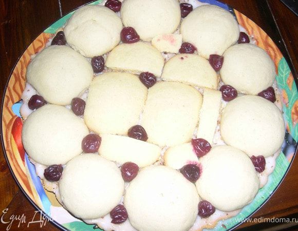 Каждый шарик обмакиваем в сметанный крем и выкладываем их на корж-основу.Можно положить вишню или как вам угодно,можно и без ягод,промазываем кремом и т.д.