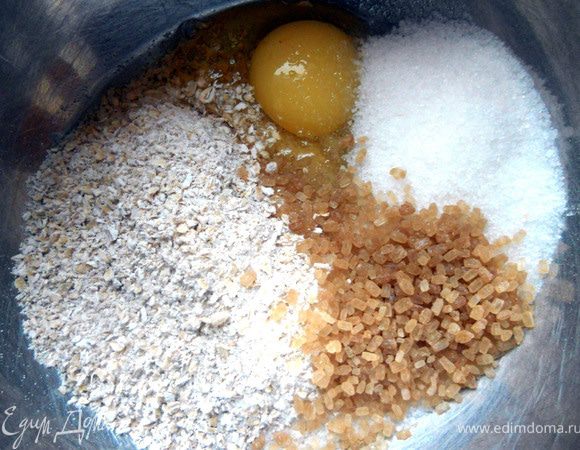 Сахар (здесь 2 ст.л. белого и 2 ст.л. коричневого). 