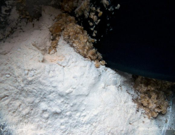 Просеять муку вместе с разрыхлителем.