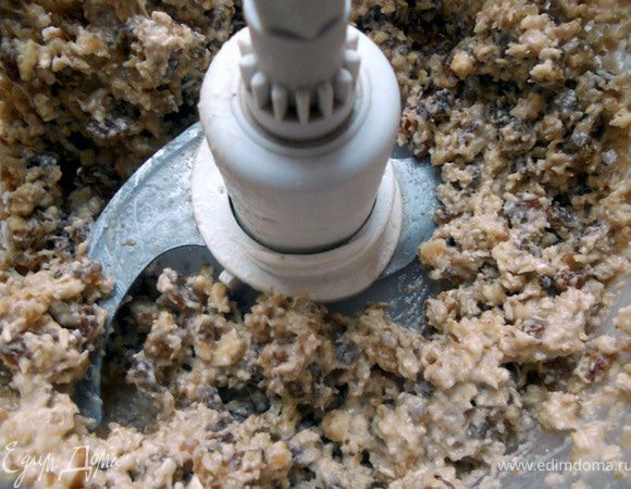 В данном случае я растер тесто с помощью комбайна - оно стало более однородным, вязким - в общем, работать легче!