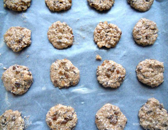 Противень застелить бумагой, слегка смазанной маслом. Выложить будущее печенье, немного сплюснув. 