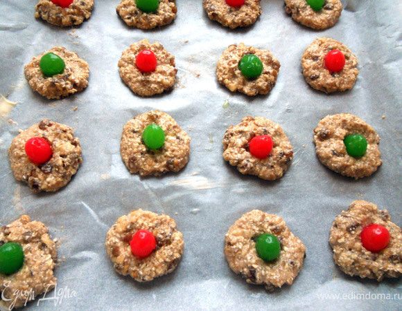 По центру выложить предварительно обсушенные и разрезанные пополам вишни (здесь мелкие, поэтому я оставил их цельными), слегка вдавить в тесто. Выпекать в предварительно разогретой до 170+- духовке минут 15+-, или до умеренно золотистого цвета. Готовое печенье слегка мягкое, влажное, в процессе охлаждения станет чуть более хрустящим и обязательно вкусным!:)) 16+- штук. 