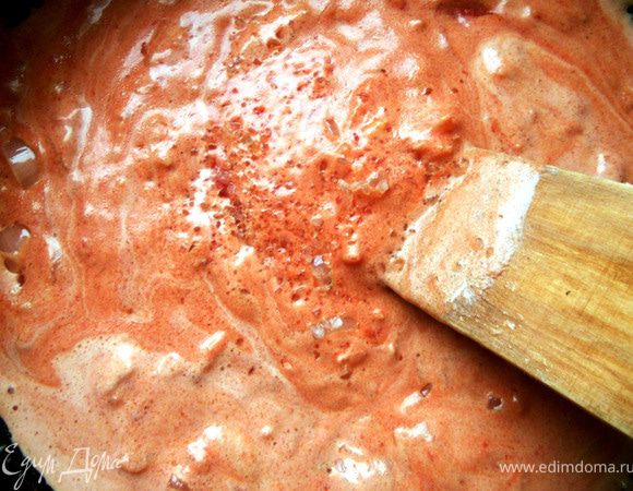 Размешать, присолить по вкусу, прогревать несколько минут. 