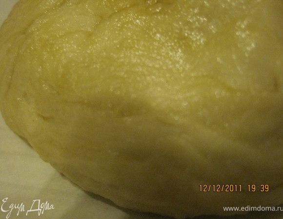 Готовим тесто:1)!маргарин и муку смешиваем чтоб стало крошкой,2)! в стакан   сбиваем яйцо добавляем шепотку соли и уксуса и заполняем этот же стакан вскипяченной остывшей водой!затем 1+2 смешиваем, до мягкого теста( процедура долгая желательно воду в тесто добавлять частично)готовое тесто поставить в холодильник на 30 мин. этим временем готовим крем)...