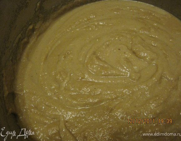 Готовим крем: яйца, молоко, сгущенное молоко, сметану, сахар, масло все смешать и сбить миксером поставить на медленный огонь положить шоколадку и  время от времени мешать чтоб ко дну ничего не прилипло, когда крем станет густым как сметана убрать с огня и еще  раз сбить через миксер. пока крем стынет займемся тестом.)))