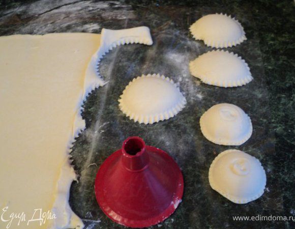 накрыть краем теста и формочкой или стаканом вырезать равиоли. Если вырезается стаканом, то края хорошо залепить.