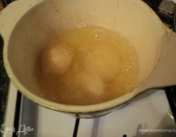 Во фритюрнице или небольшом казанке разогреть растительное масло и порциями жарить равиоли до золотистой корочки.