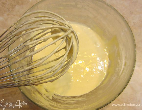 Просейте муку с солью, чтобы мука насытилась воздухом. Медленно всыпьте муку в желтки, постоянно перемешивая, чтобы не образовались комочки.