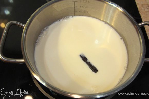 Нагрейте на среднем огне молоко вместе со стручком ванили почти до закипания. Выключите огонь и дайте настояться минут десять.