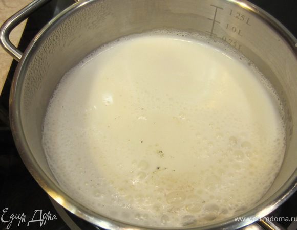 Удалите стручок. Если вы увидите черные точки - это семена ванили - все в порядке. Их конечно убирать не надо)))