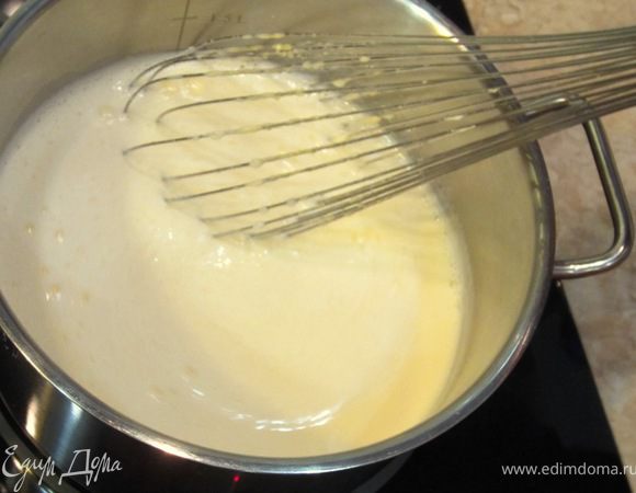 Перелейте получившийся крем в кастрюлю и, энергично помешивая, нагрейте его до кипения на среднем огне.