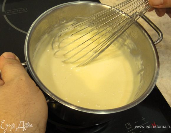 Убавьте огонь до маленького и не переставая энергично помешивать нагревайте еще две минуты. 
