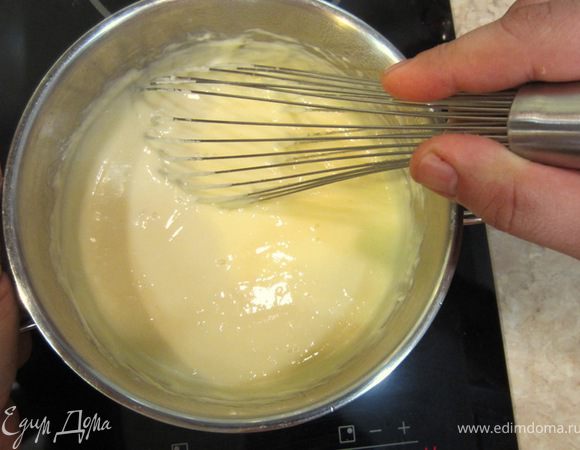 Процедите крем в отдельную посуду и дайте ему остыть. Несколько раз перемешайте, чтобы на поверхности не образовалась пленка.