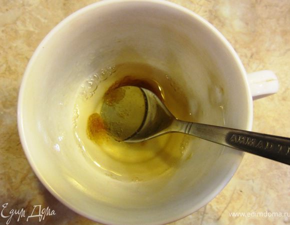 Растворите в горячей воде желатин и добавьте в крем, когда он еще горячий.