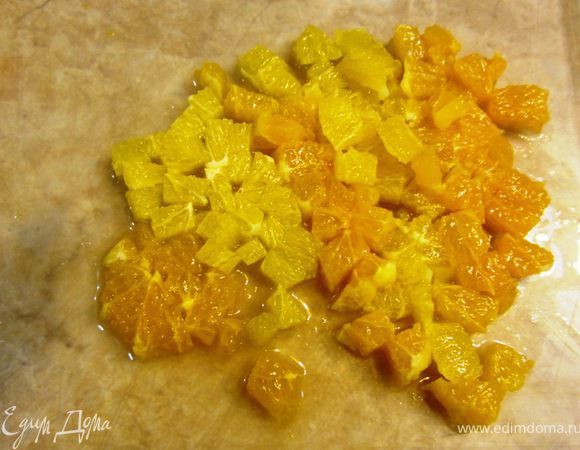 --- Теперь готовим крем для торта --- Он будет включать дополнительные ингредиенты к заварному крему. У нас для презентации торта будут нарезаны апельсины на диски. Все неровные части апельсинов надо будет порезать на кубики, чтобы добавить их в крем.